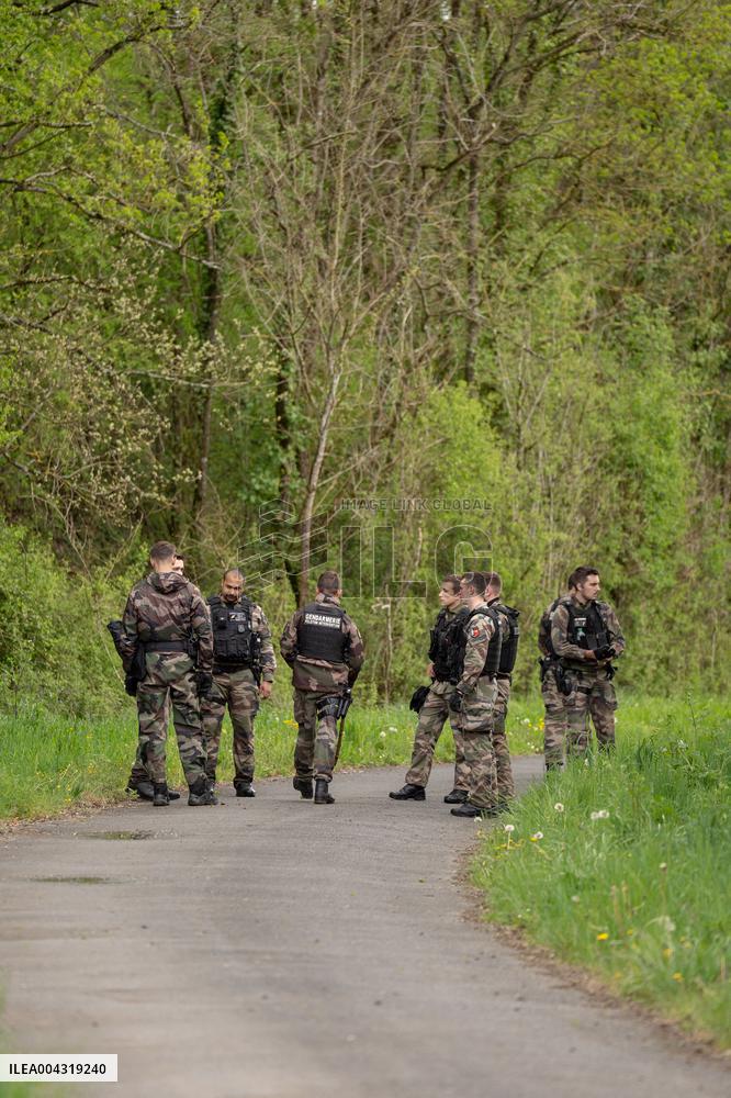 Gendarmes are looking for the runner in the forest  - Vivonne AJ