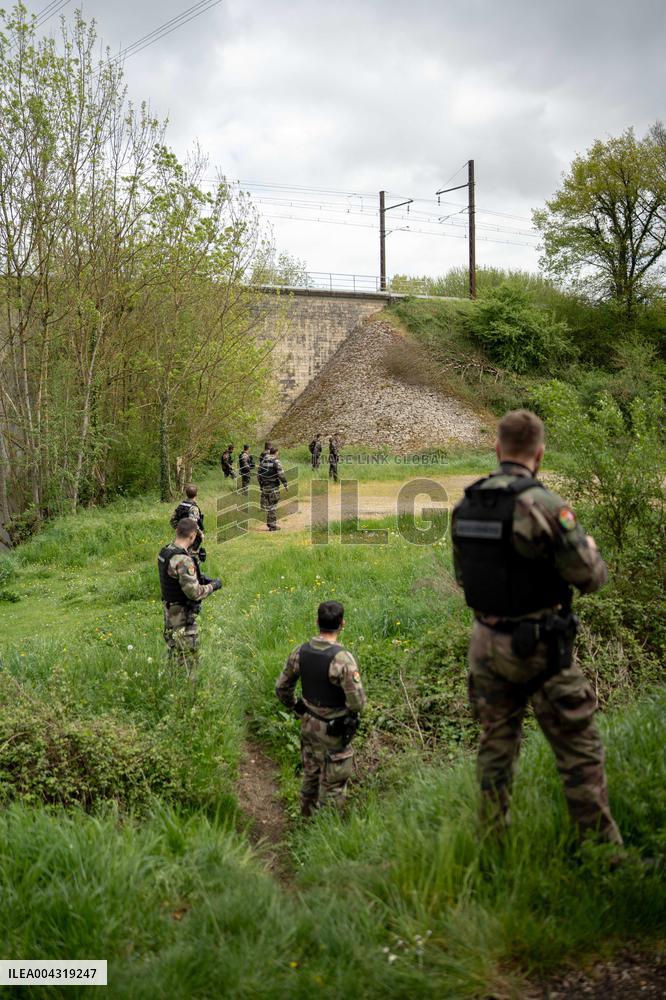 Gendarmes are looking for the runner in the forest  - Vivonne AJ