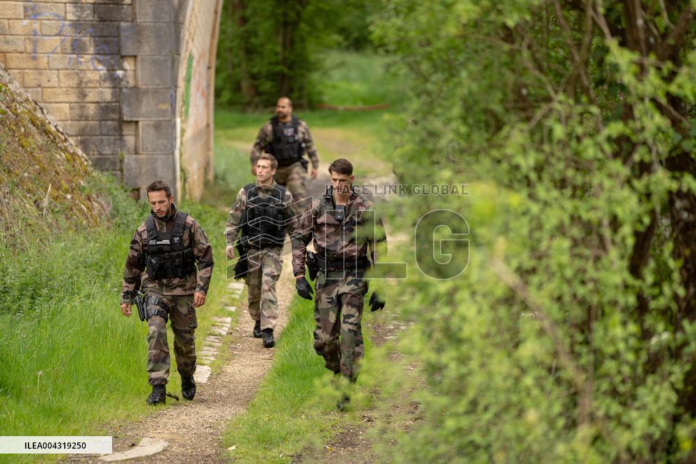 Gendarmes are looking for the runner in the forest  - Vivonne AJ