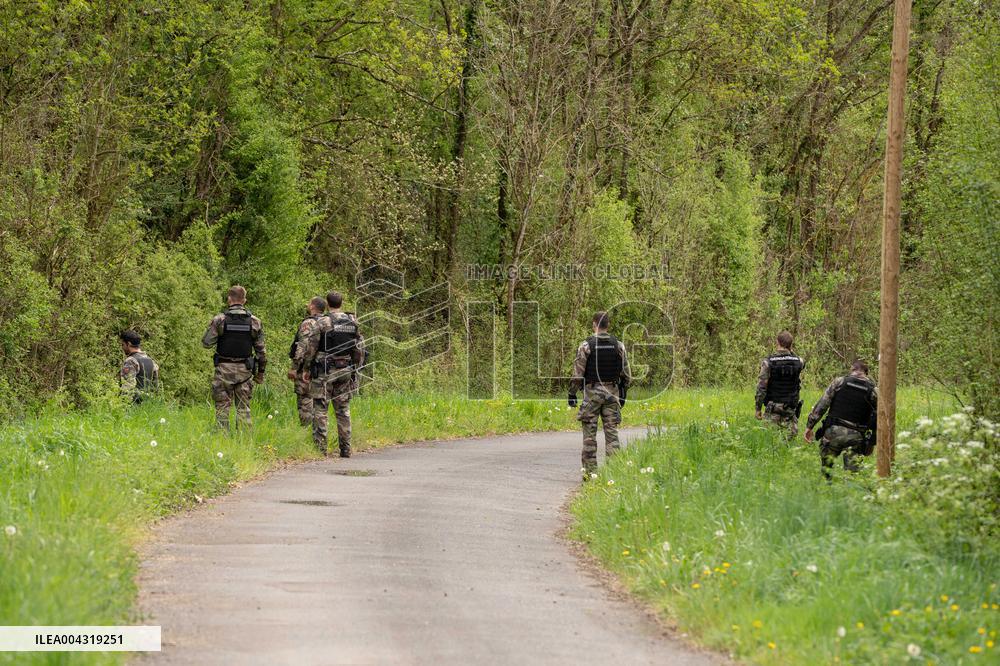 Gendarmes are looking for the runner in the forest  - Vivonne AJ
