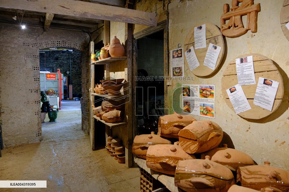 The Not Freres Pottery - Mas Saintes Puelles