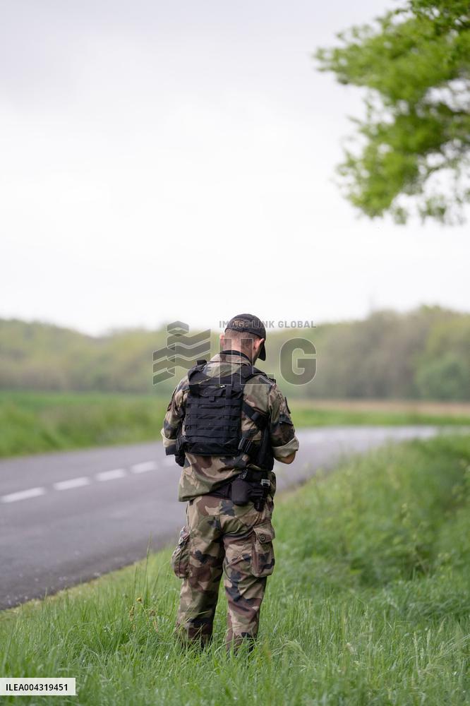 The Gendarmes are looking for the runner in the forest - Vivonne AJ