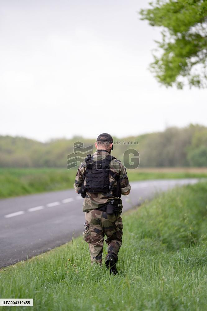 The Gendarmes are looking for the runner in the forest - Vivonne AJ