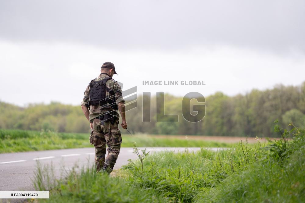 The Gendarmes are looking for the runner in the forest - Vivonne AJ