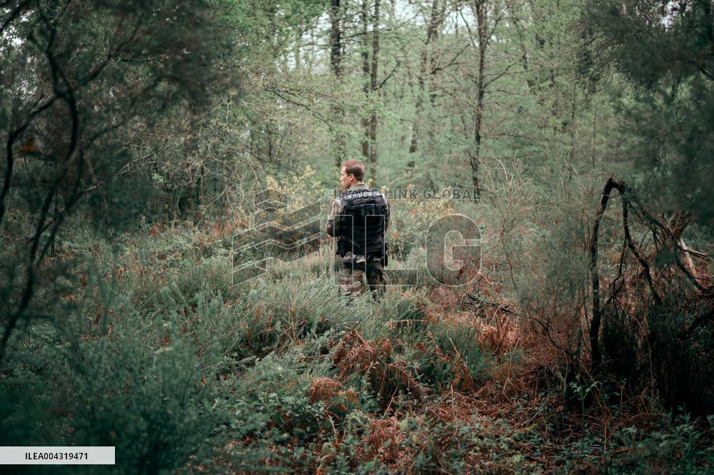 The Gendarmes are looking for the runner in the forest - Vivonne AJ
