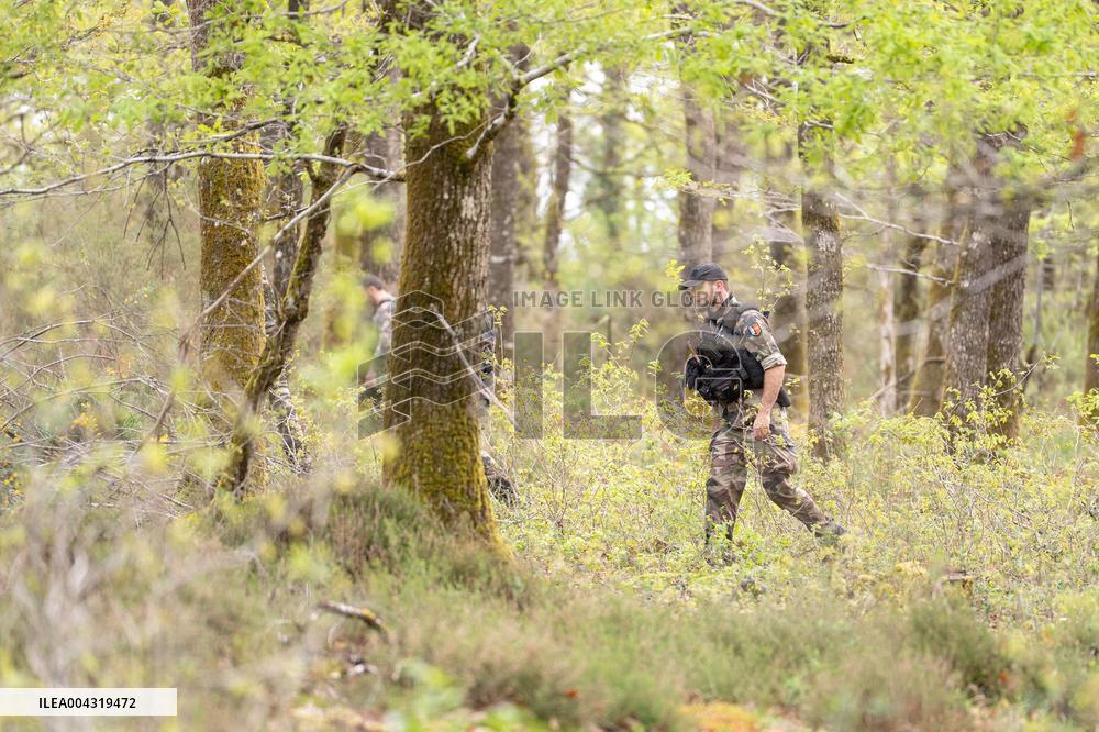 The Gendarmes are looking for the runner in the forest - Vivonne AJ