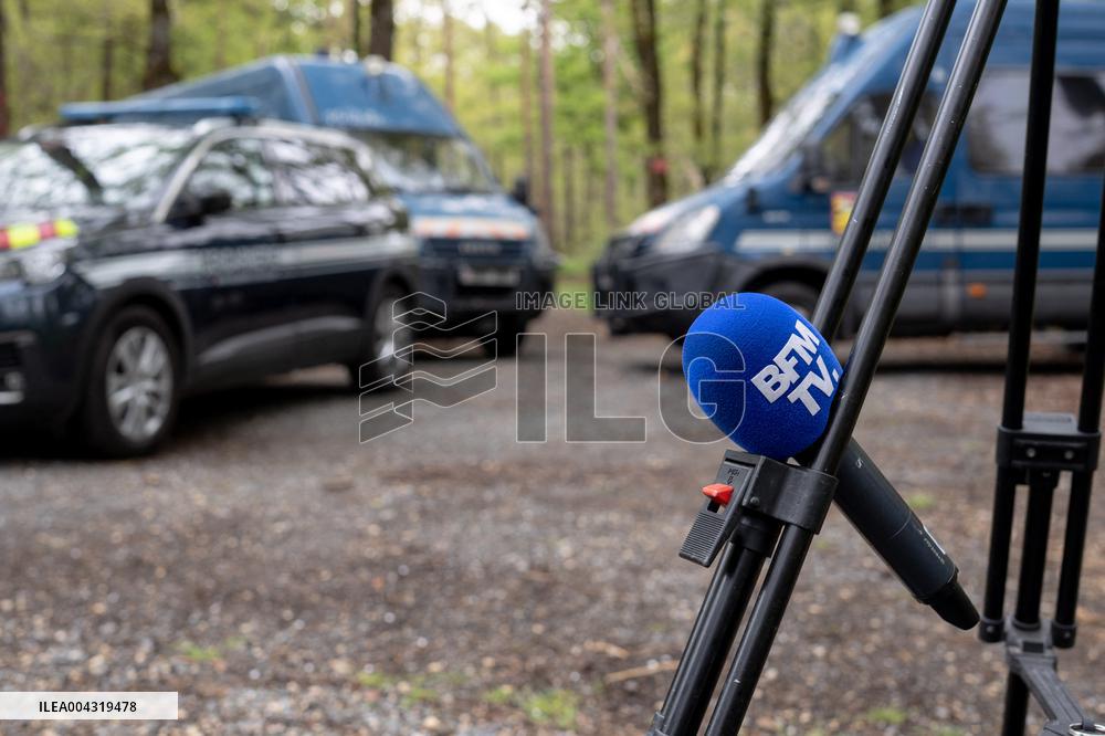 The Gendarmes are looking for the runner in the forest - Vivonne AJ
