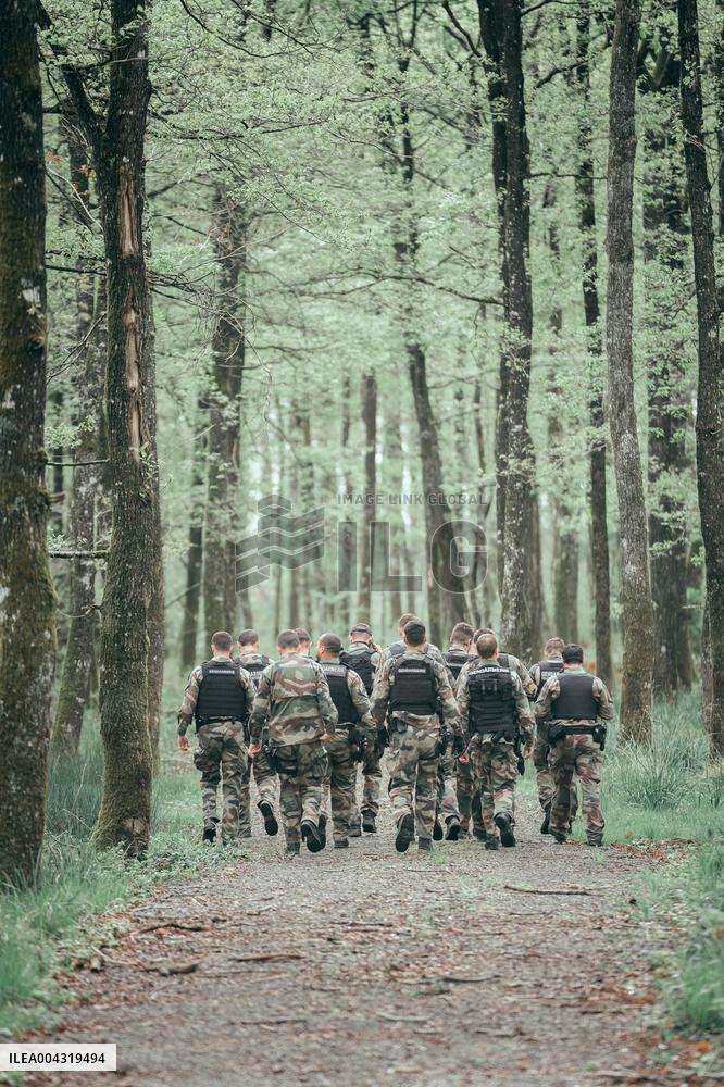 The Gendarmes are looking for the runner in the forest - Vivonne AJ