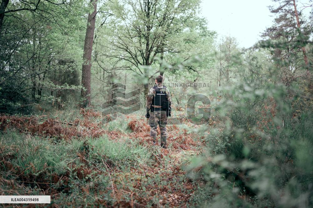 The Gendarmes are looking for the runner in the forest - Vivonne AJ