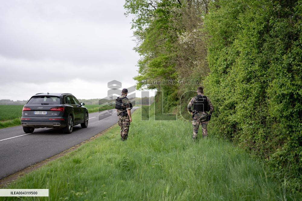 The Gendarmes are looking for the runner in the forest - Vivonne AJ