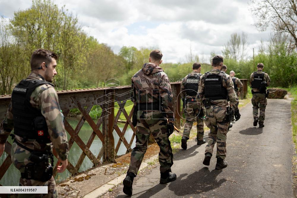 Gendarmes are looking for the runner in the forest  - Vivonne AJ