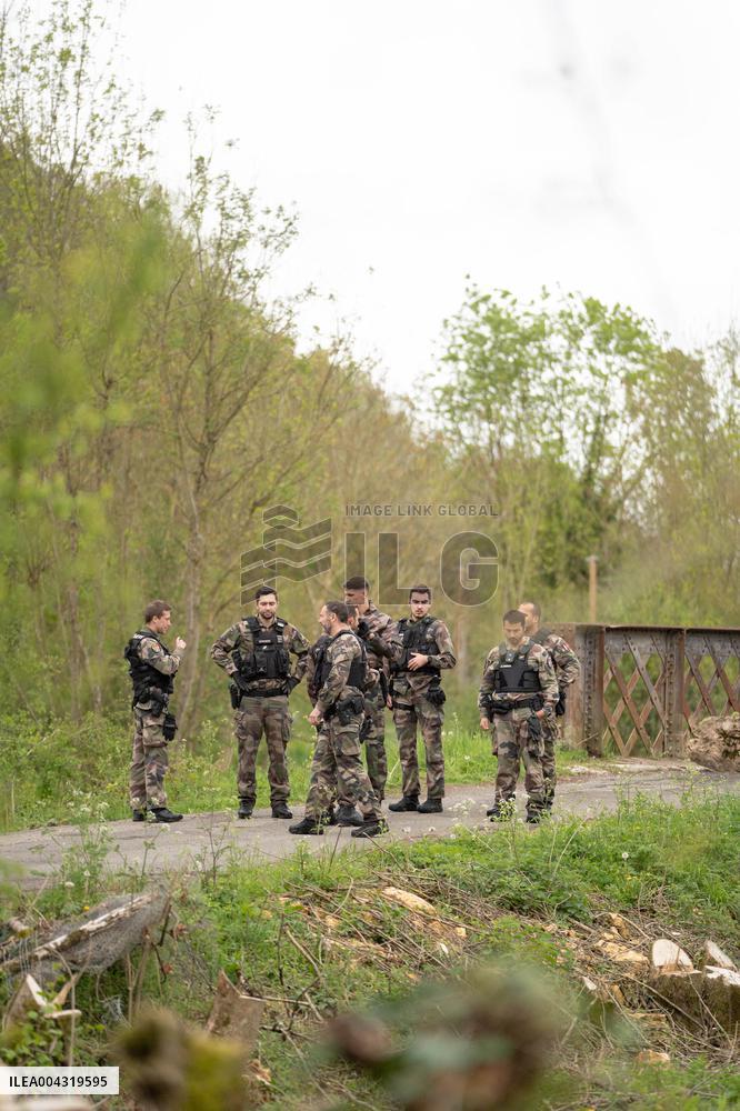 Gendarmes are looking for the runner in the forest  - Vivonne AJ