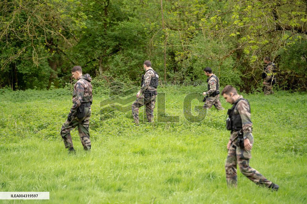 Gendarmes are looking for the runner in the forest  - Vivonne AJ
