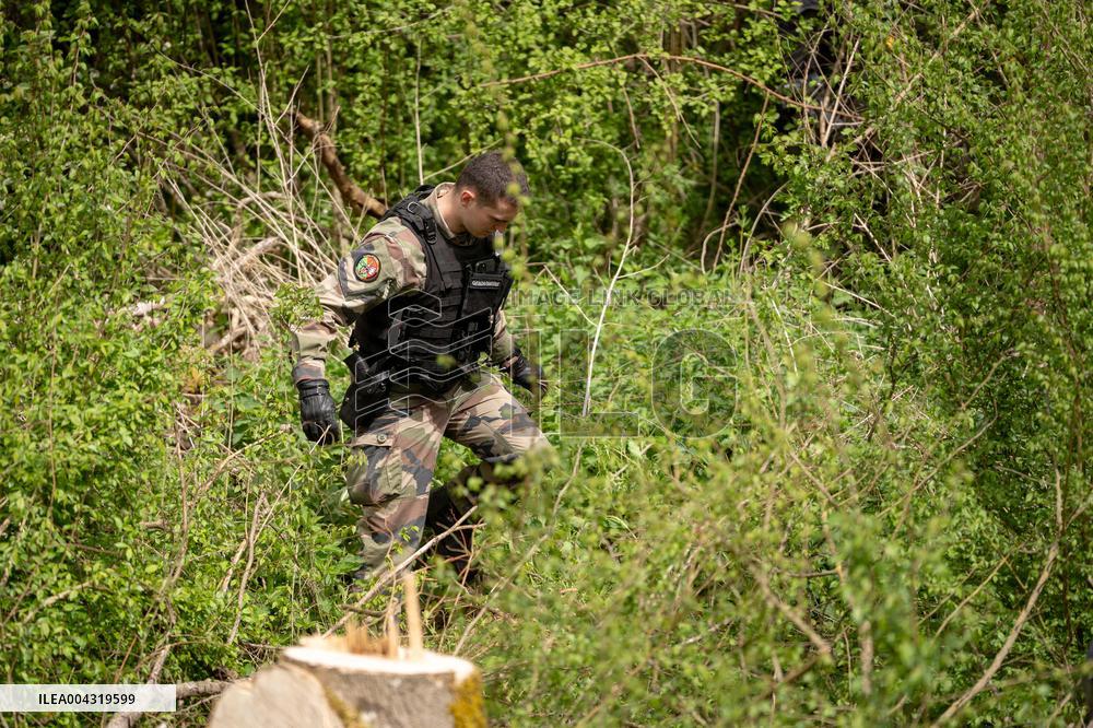 Gendarmes are looking for the runner in the forest  - Vivonne AJ