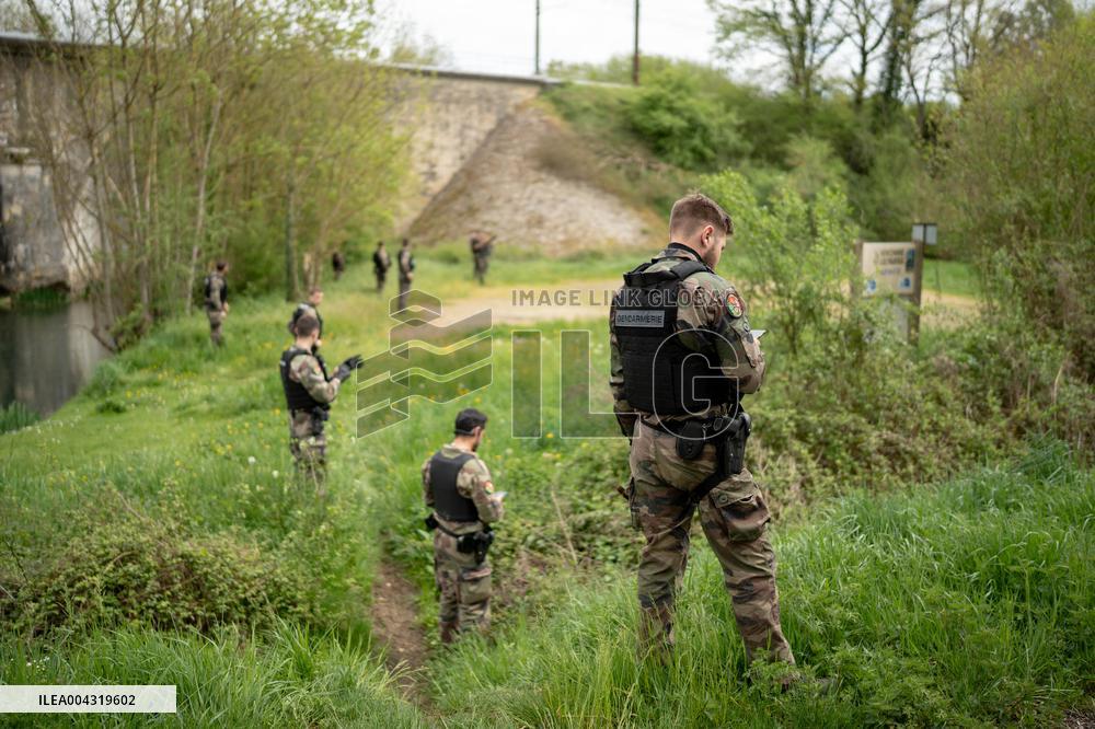 Gendarmes are looking for the runner in the forest  - Vivonne AJ