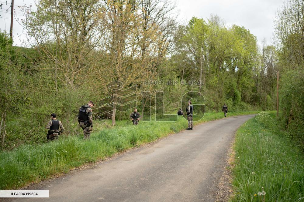 Gendarmes are looking for the runner in the forest  - Vivonne AJ