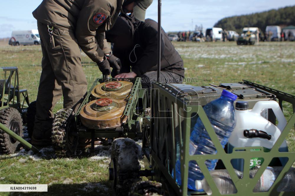 Large-scale trials of ground-based robots by Brave1 Cluster in Kyiv regionLarge-scale trials of ground-based robots by Brave1 Cl