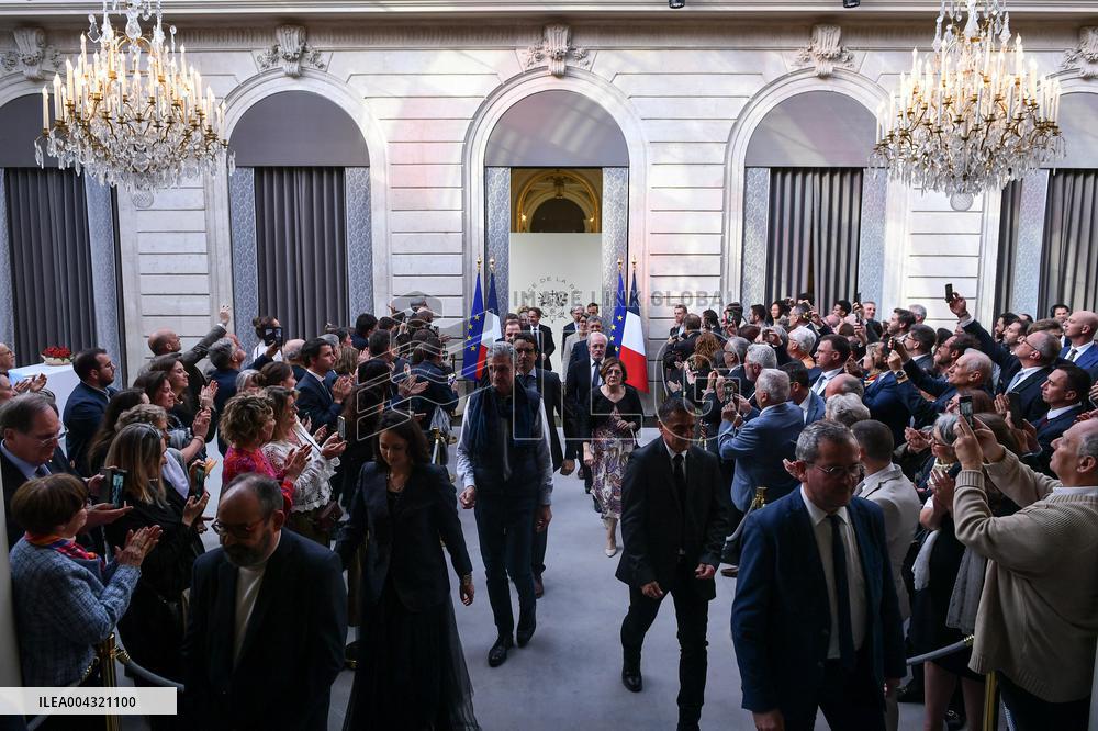 Emmanuel Macron awards those involved in Notre Dame de Paris Cathedral restorations - FA