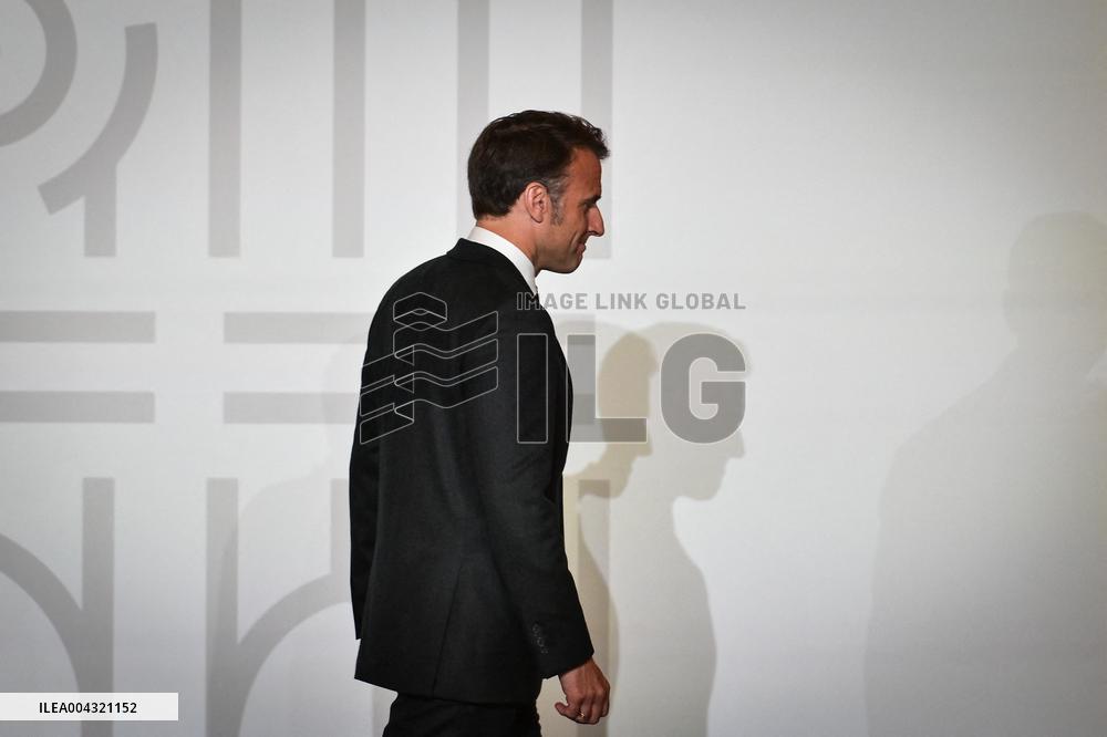 Emmanuel Macron awards those involved in Notre Dame de Paris Cathedral restorations - FA