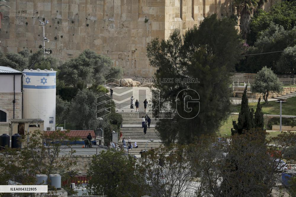 Israel Closes Ibrahimi Mosque to Muslims