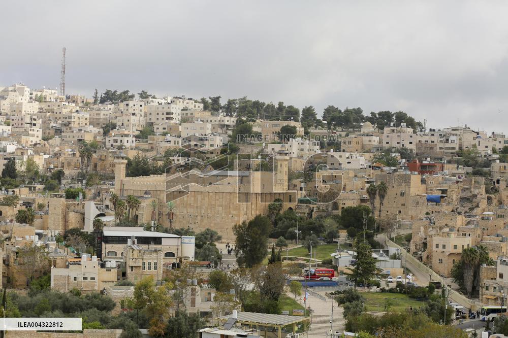 Israel Closes Ibrahimi Mosque to Muslims