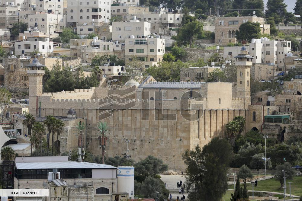 Israel Closes Ibrahimi Mosque to Muslims