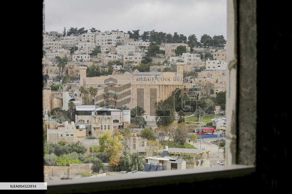 Israel Closes Ibrahimi Mosque to Muslims