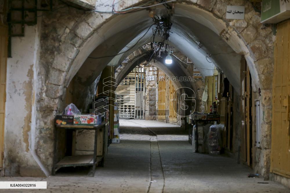 Israel Closes Ibrahimi Mosque to Muslims