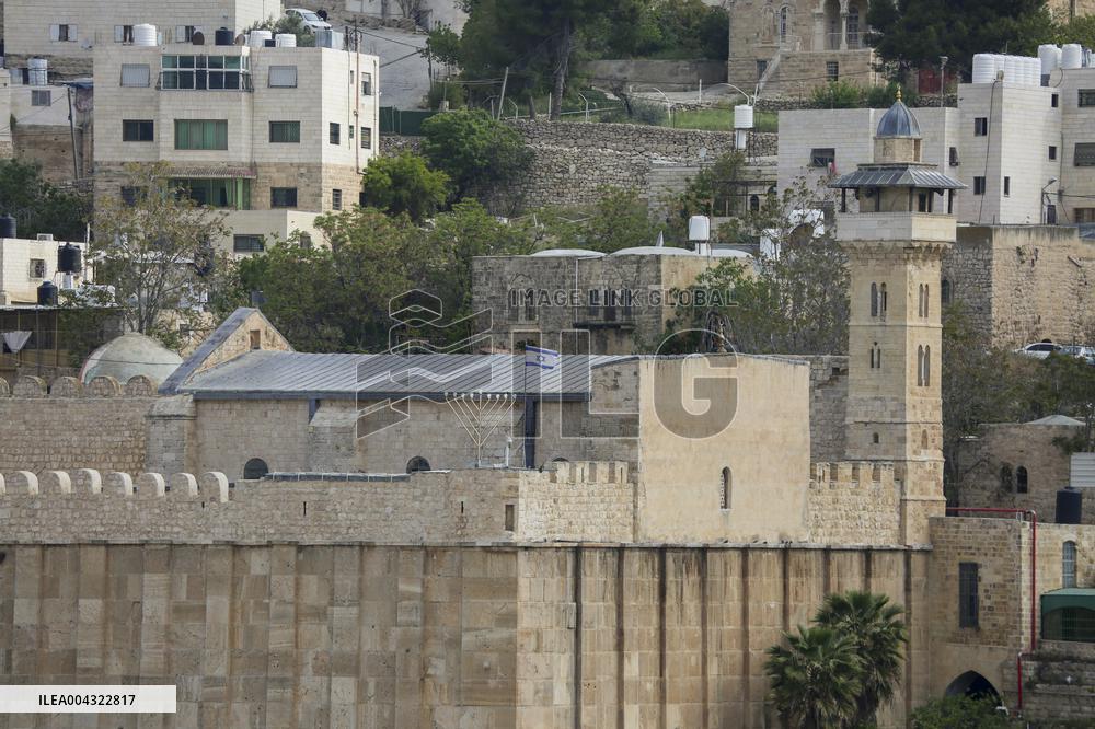 Israel Closes Ibrahimi Mosque to Muslims