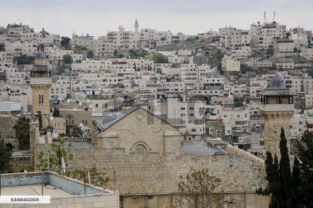 Israel Closes Ibrahimi Mosque to Muslims