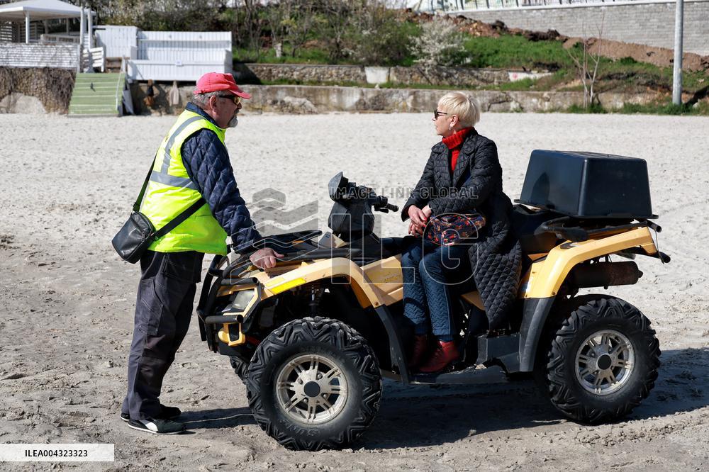 Divers check Black Sea shore in Odesa before high season