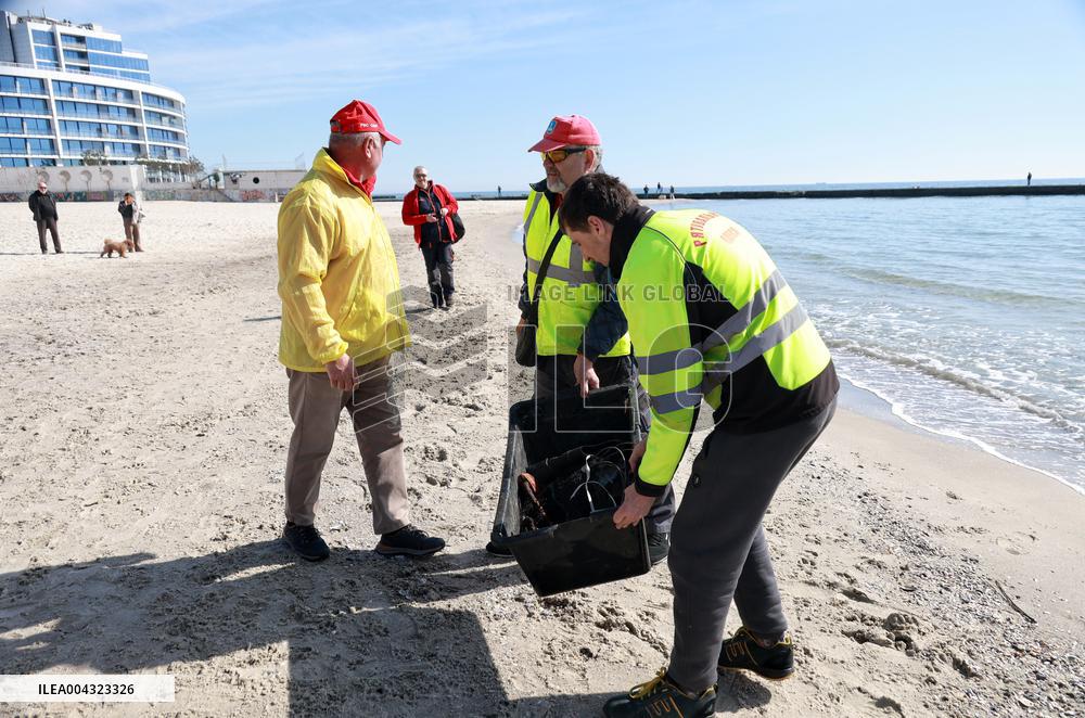 Divers check Black Sea shore in Odesa before high season