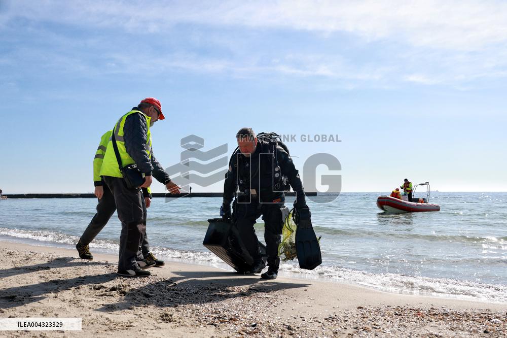 Divers check Black Sea shore in Odesa before high season