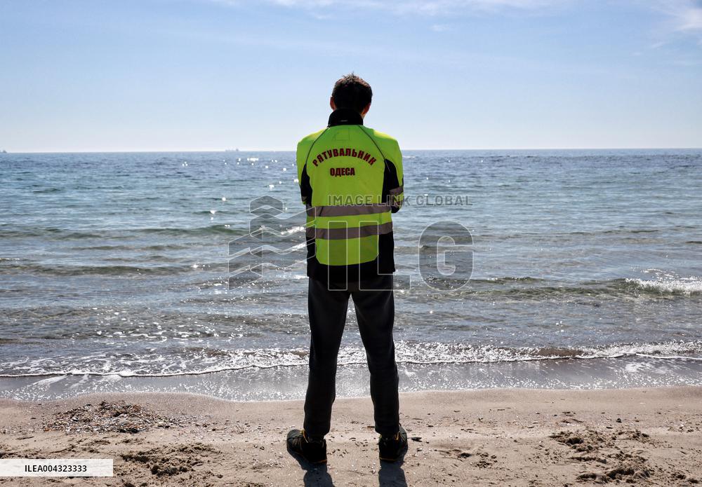 Divers check Black Sea shore in Odesa before high season