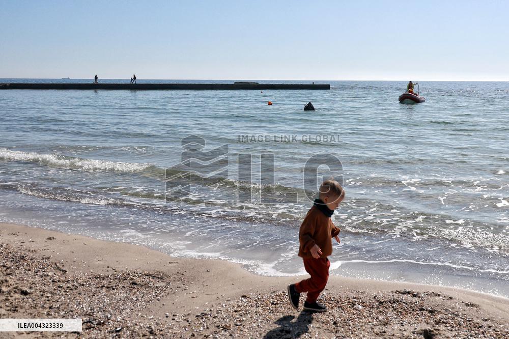 Divers check Black Sea shore in Odesa before high season