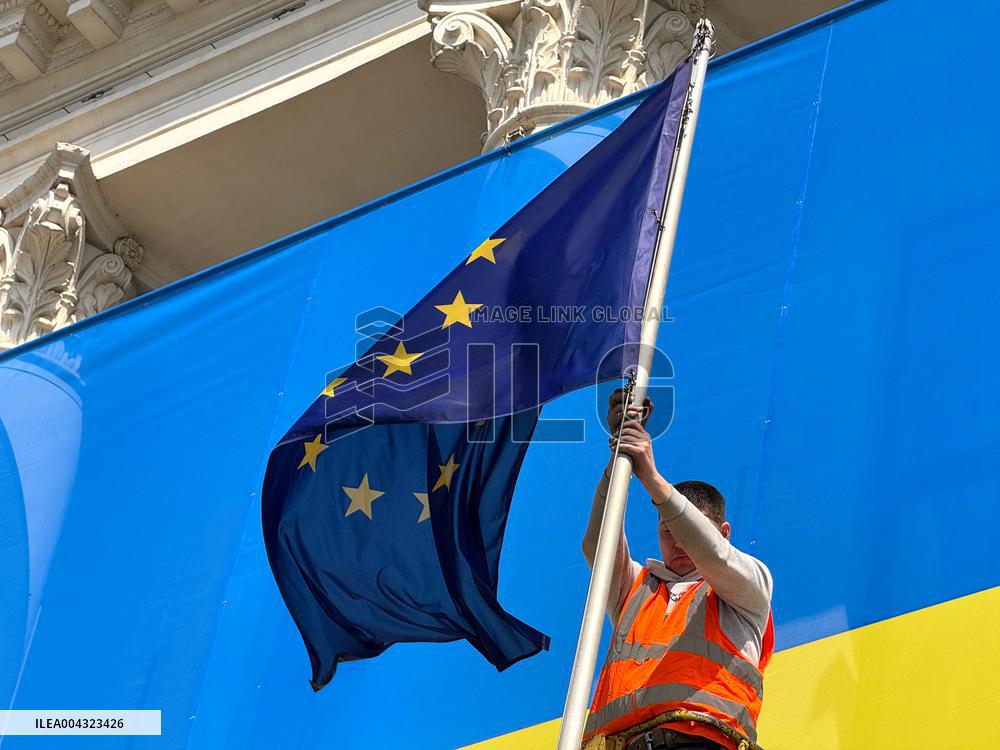 New Ukrainian flag on Zaporizhzhia City Council building