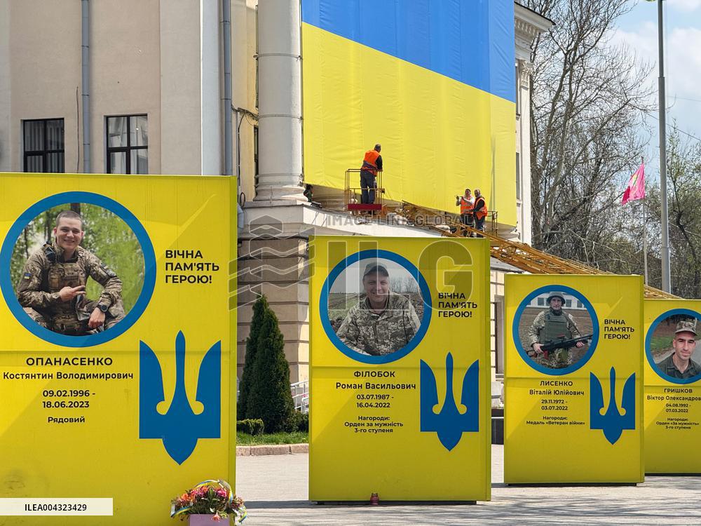 New Ukrainian flag on Zaporizhzhia City Council building