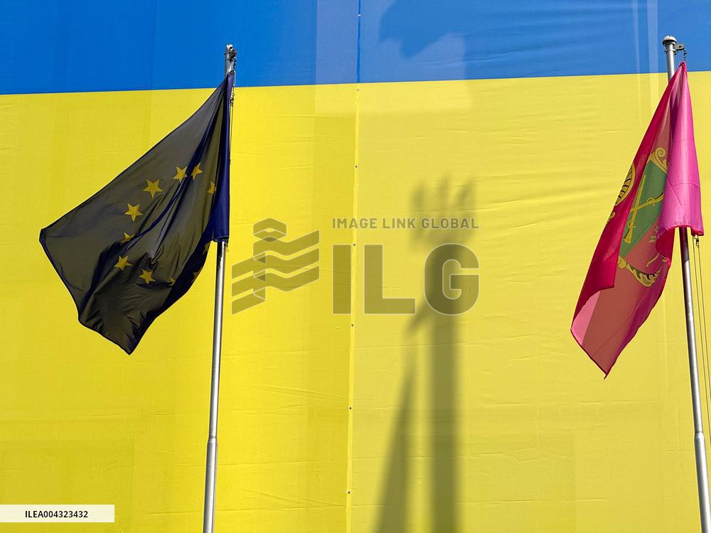 New Ukrainian flag on Zaporizhzhia City Council building