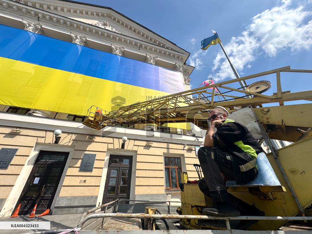 New Ukrainian flag on Zaporizhzhia City Council building