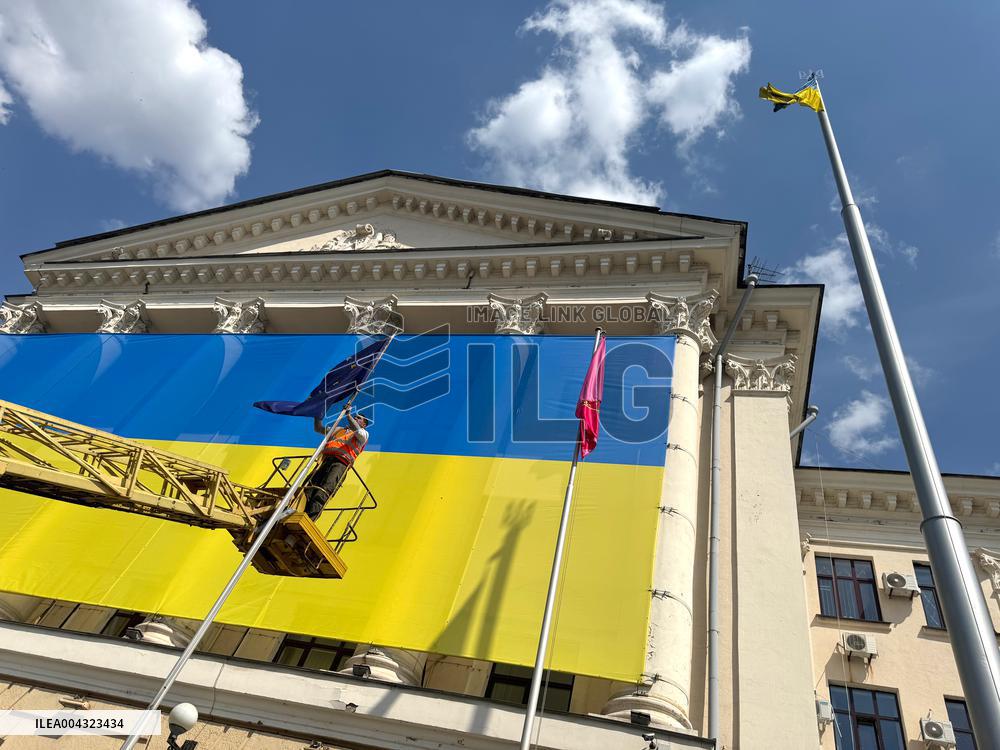 New Ukrainian flag on Zaporizhzhia City Council building