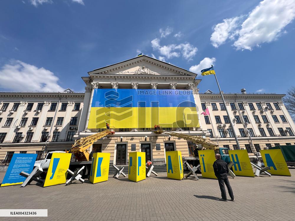 New Ukrainian flag on Zaporizhzhia City Council building