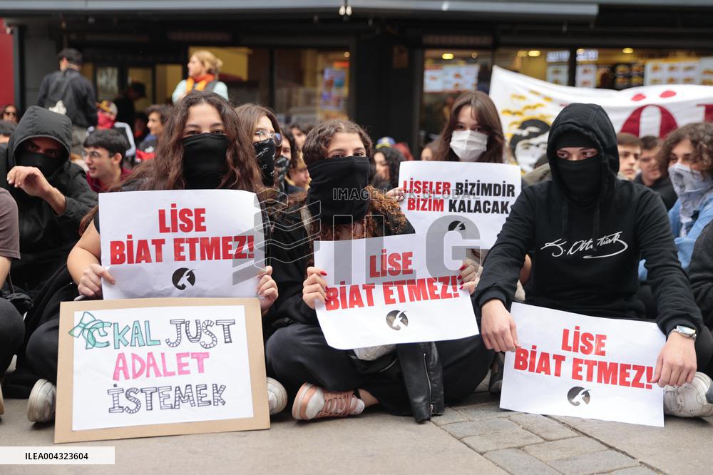 Turkish High School Students Protest At Teacher Changes