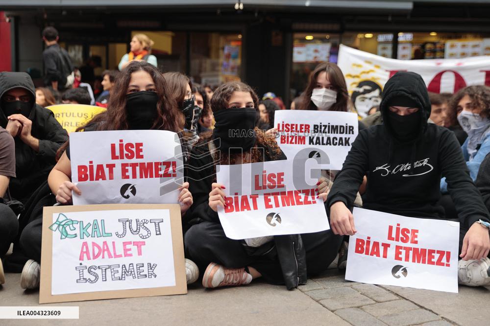 Turkish High School Students Protest At Teacher Changes