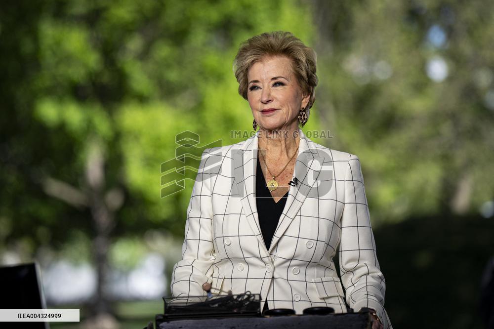 Linda Mcmahon Prior To A CNN Interview Outside The White House - DC