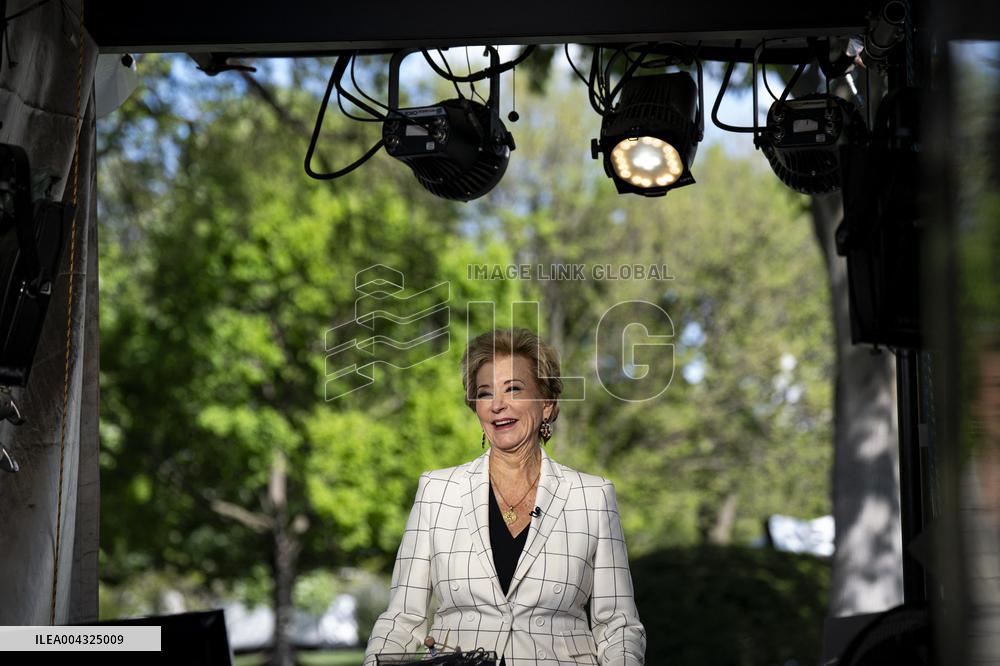 Linda Mcmahon Prior To A CNN Interview Outside The White House - DC