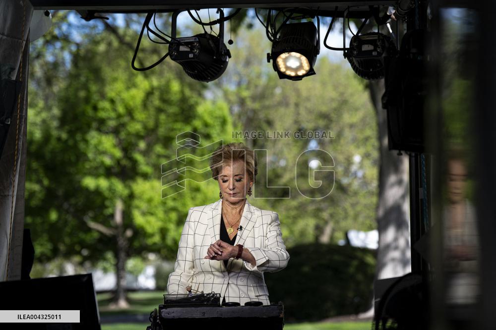 Linda Mcmahon Prior To A CNN Interview Outside The White House - DC