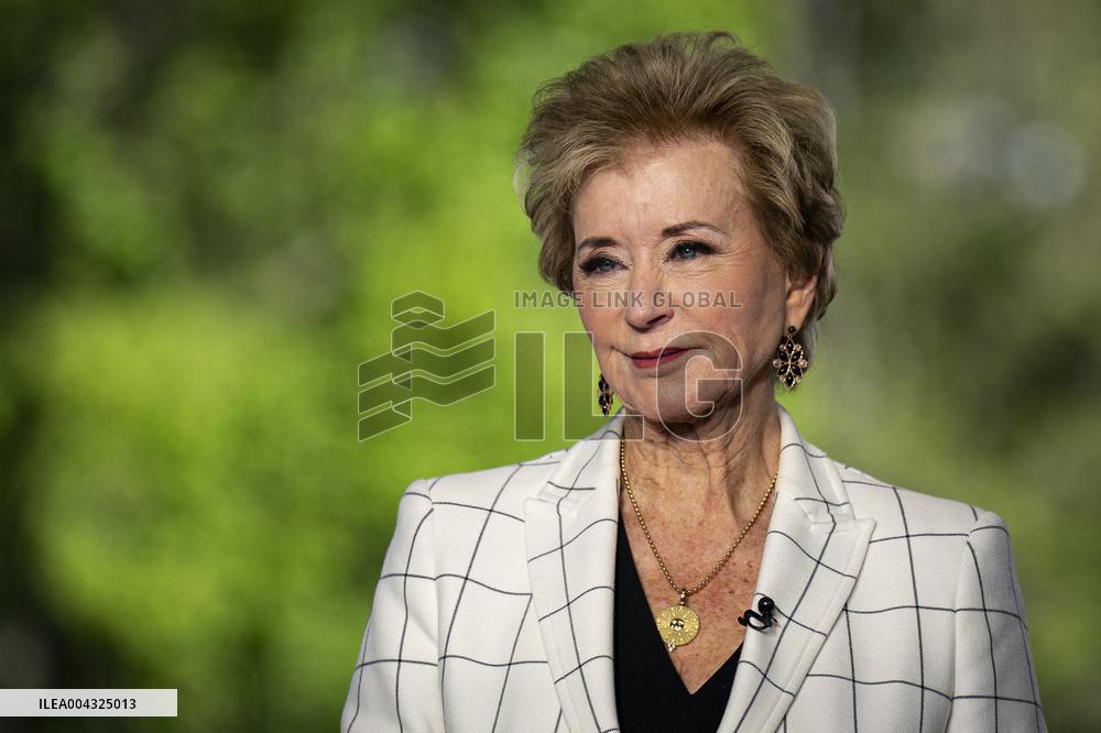 Linda Mcmahon Prior To A CNN Interview Outside The White House - DC