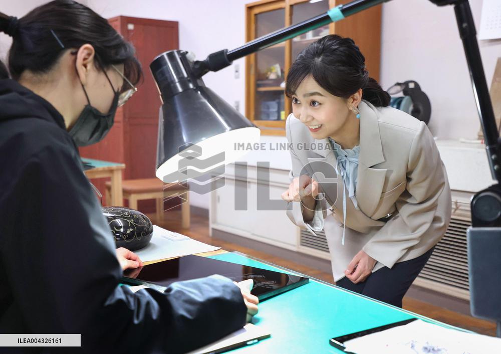 Princess Kako visits lacquerware training center
