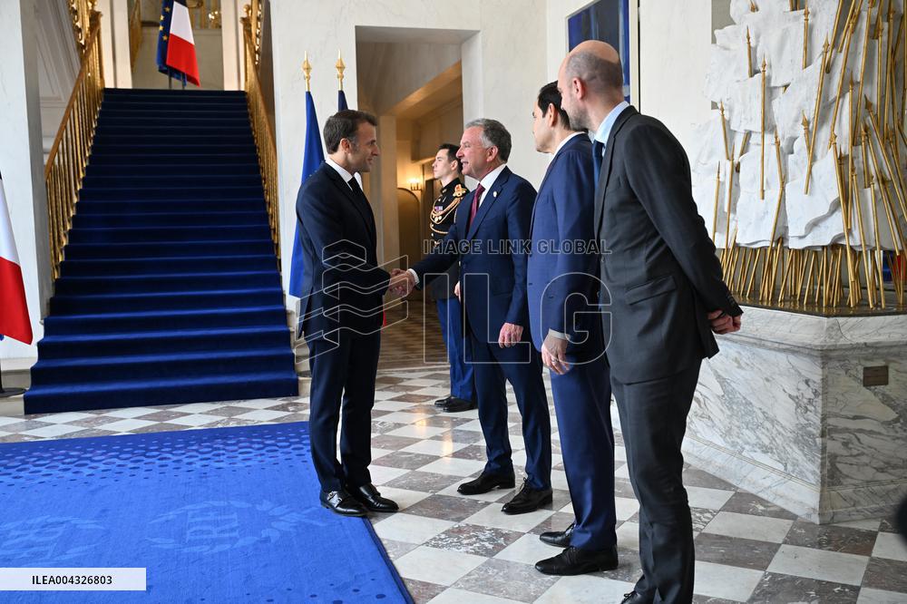 Macron and US Officials Discuss Ukraine Ceasefire in Paris