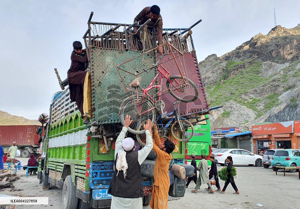 Afghan Refugees Arrive At The Torkham Border - Pakista